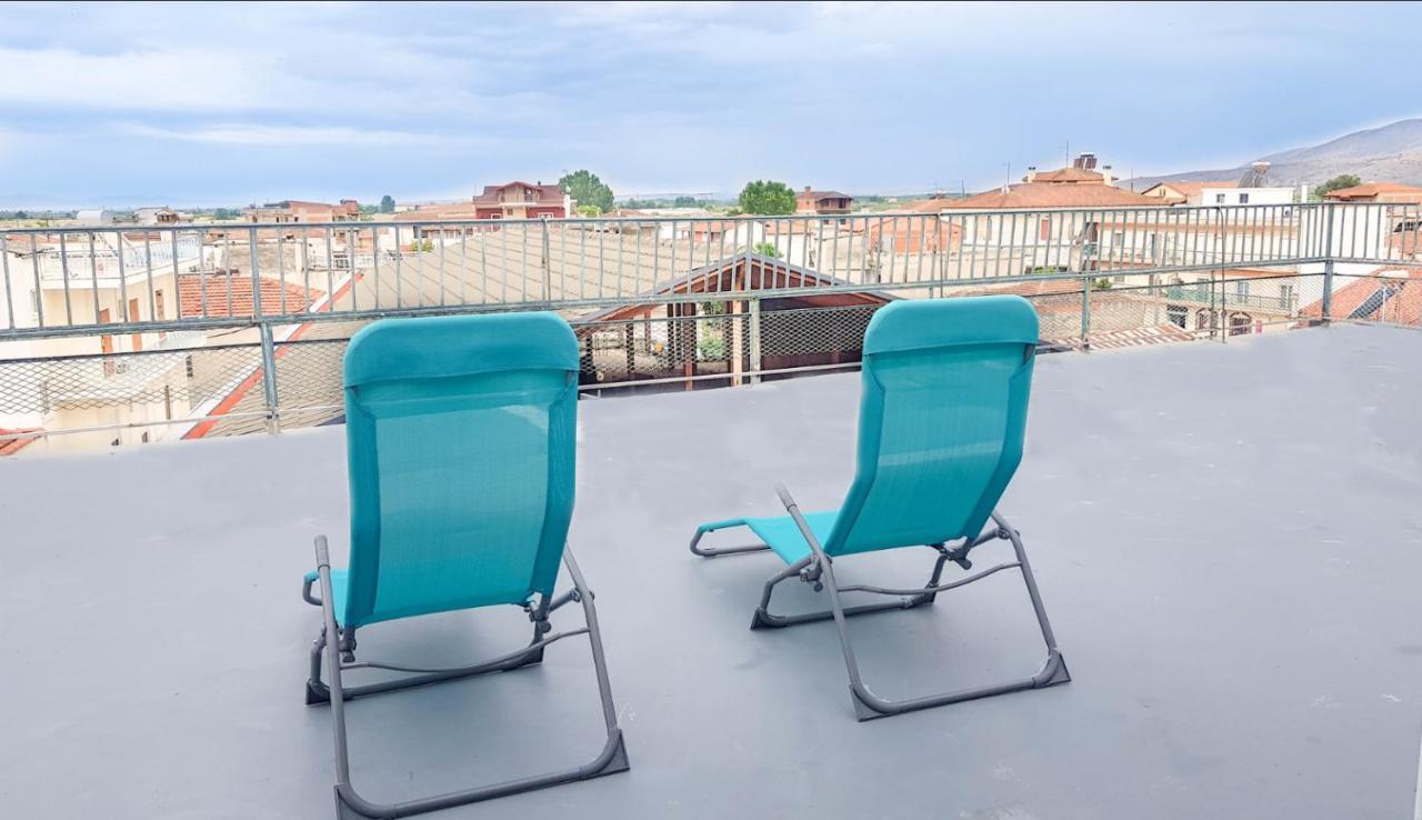 Studio With City View Apartman Tirnavos Kültér fotó